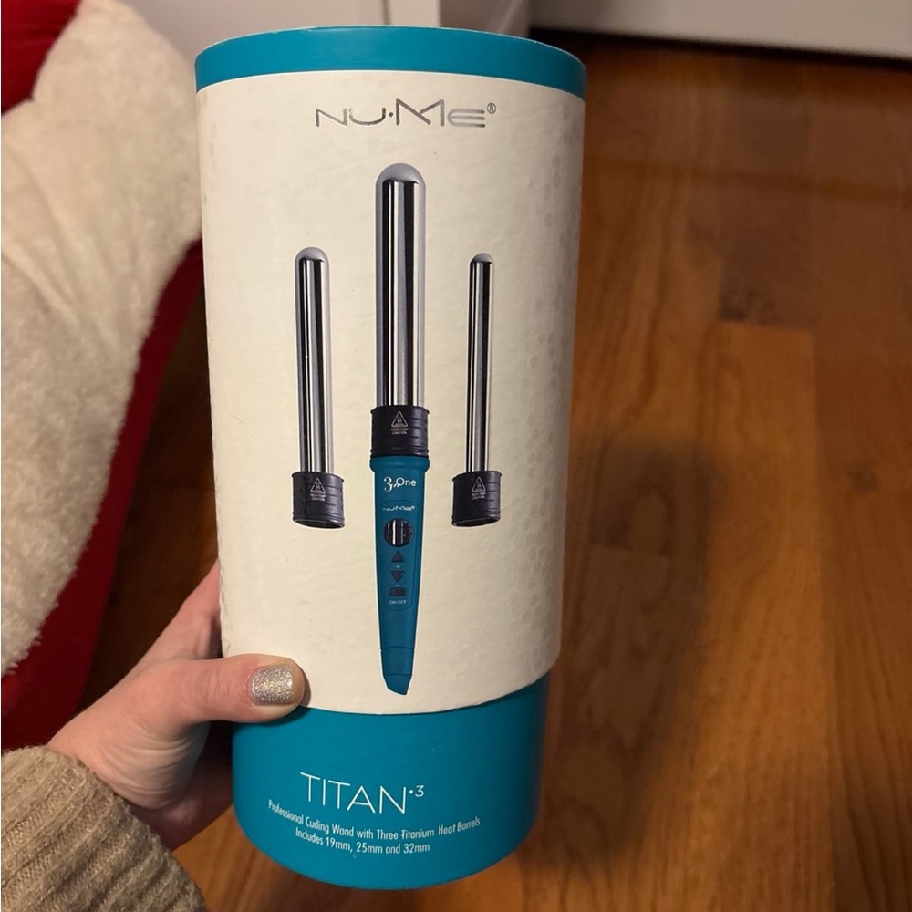 Nume titan 3 
Curling wand with 3 titanium heat barrels